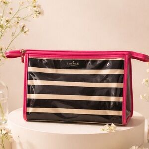 EUC Kate Spade New York
Make up case w zipper closure!